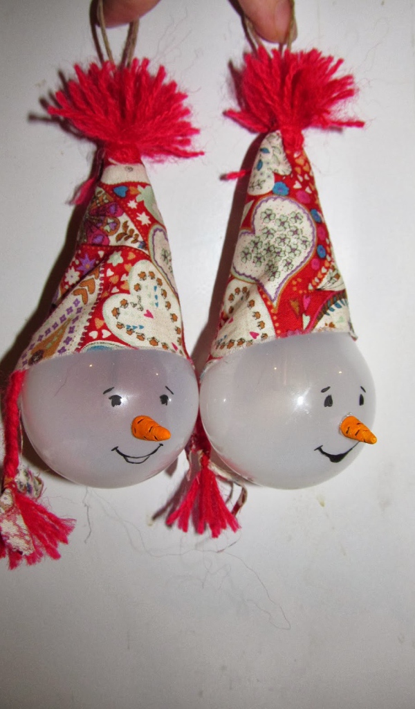 Елочные игрушки из лампочек