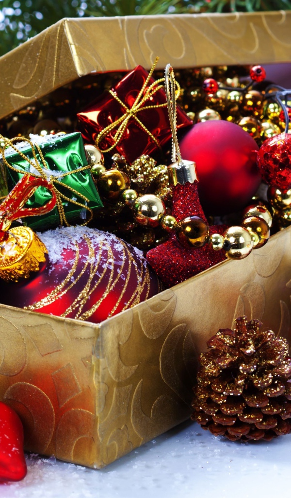 Елочные игрушки из шишек