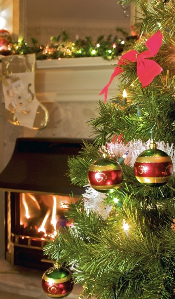 Новогодняя ёлка в уютном доме