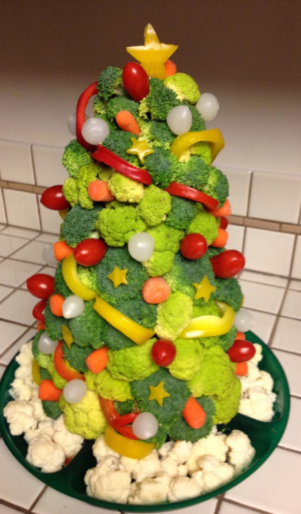 Новогодняя елка из овощей