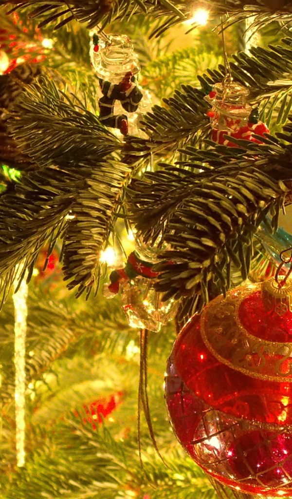 Пушистая елка на Новый 2014 Год лошади