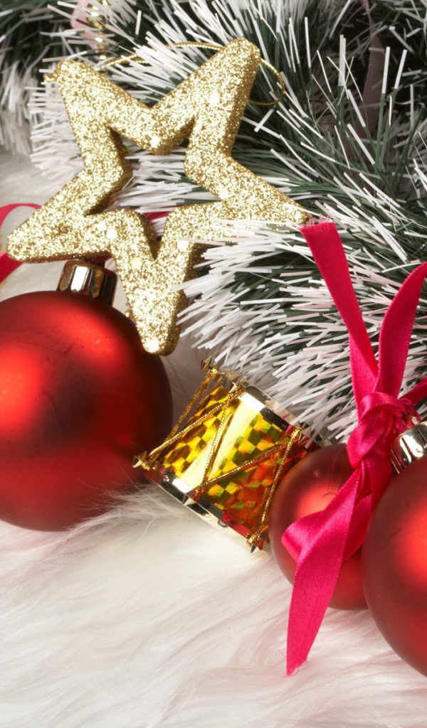 Золотистые звездочки и красные шары