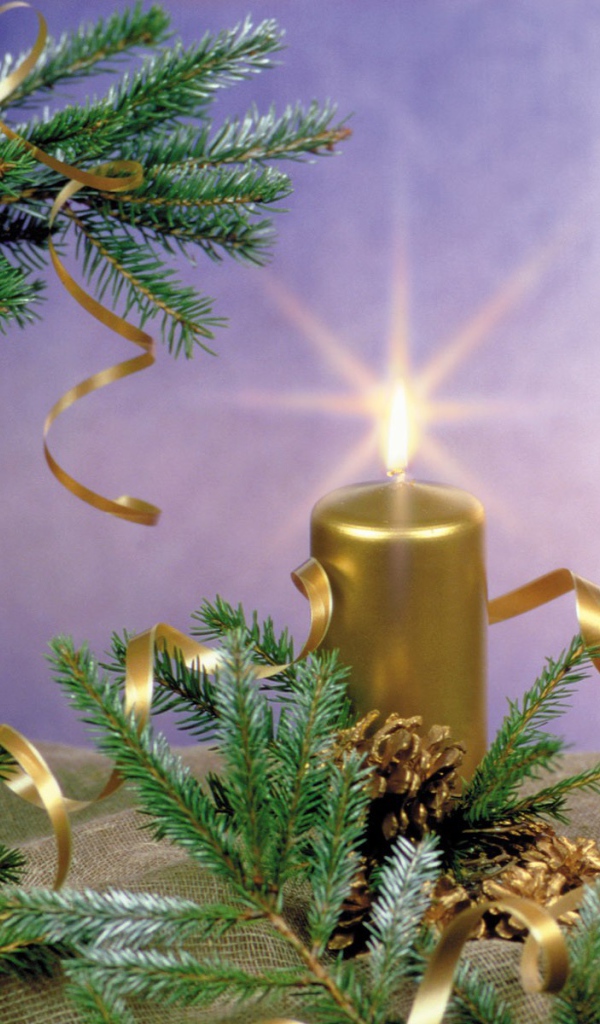 Праздничная свеча золотого цвета