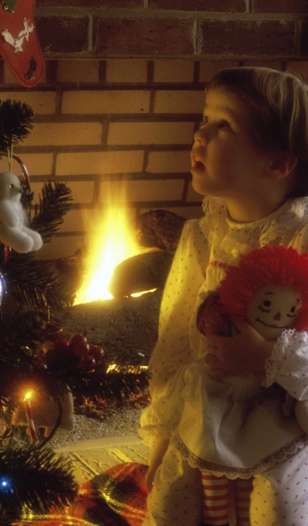 Ребенок у Новогодней елки