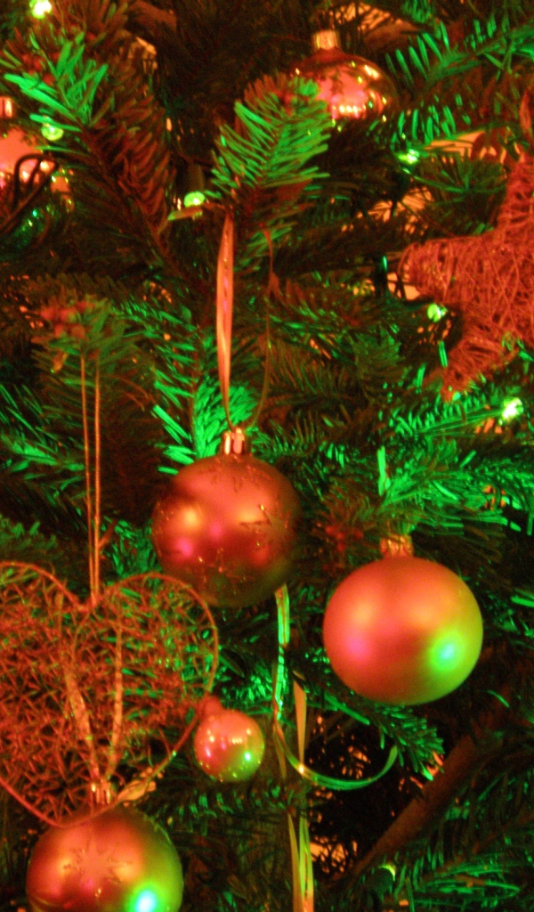 Новогодняя елка в зеленых светах