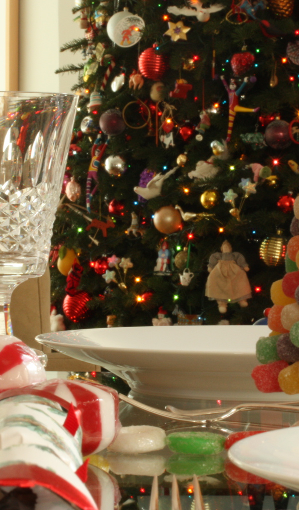 Новогодняя елка и красивый стол