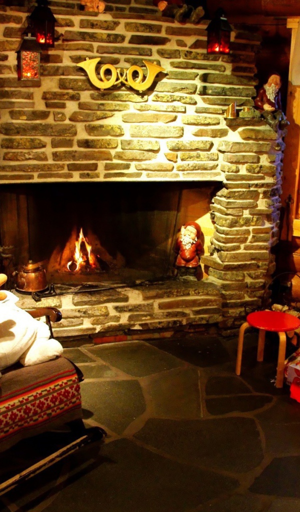 Новогодняя елка и камин