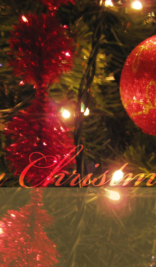 Новогодняя елка украшена красными игрушками