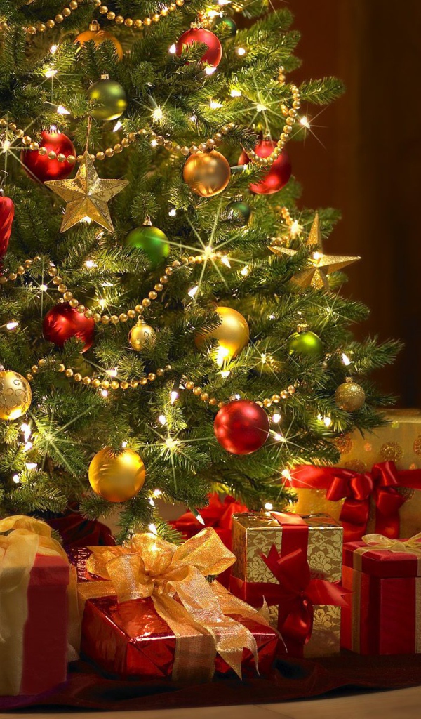 Новогодняя елка вечером