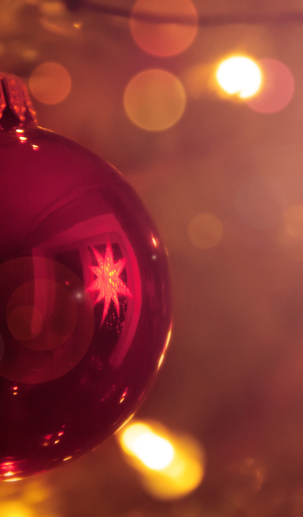 Красная елочная игрушка