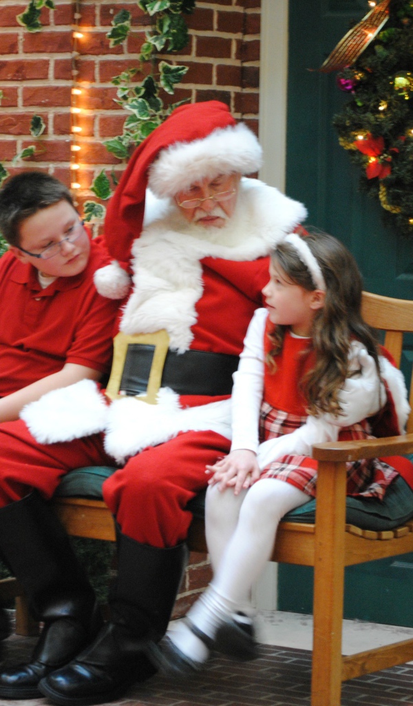 Дед мороз дарит подарки