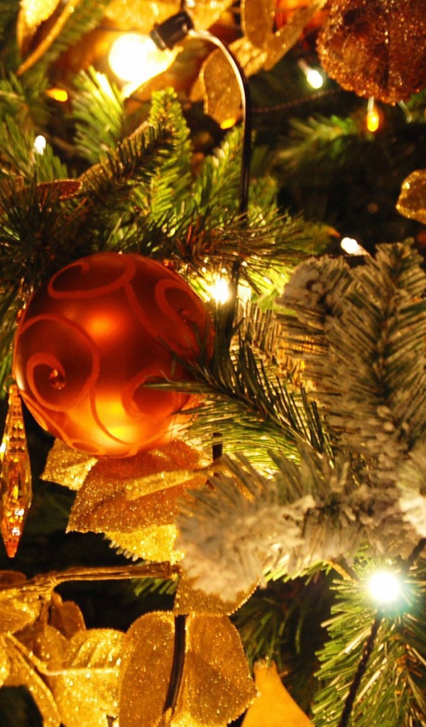 расивая Новогодняя елка с небольшой красный игрушкой