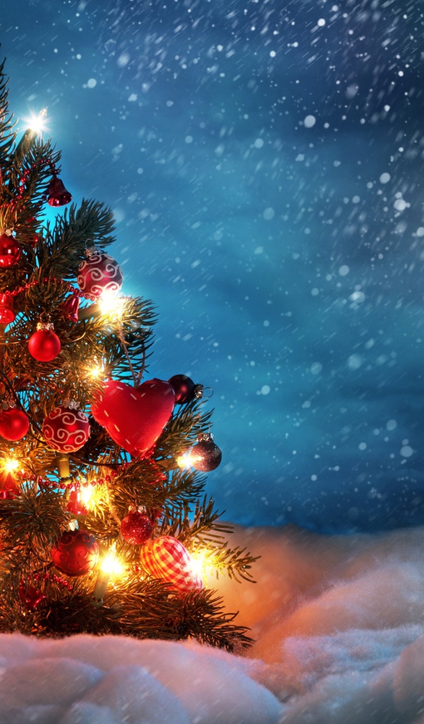 Маленькая Новогодняя елка на снегу