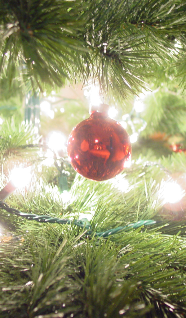 Три маленькие игрушки на новогодней елки