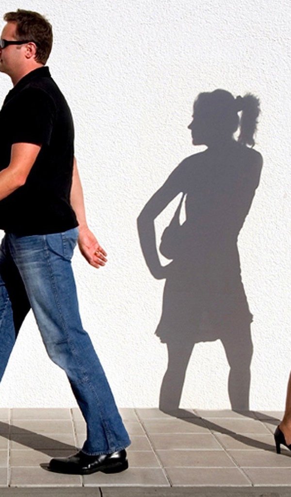 Тени людей оглянулись