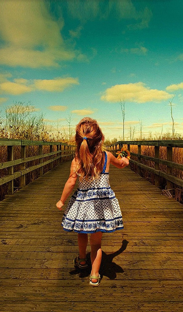 Девочка идет по деревянному мосту
