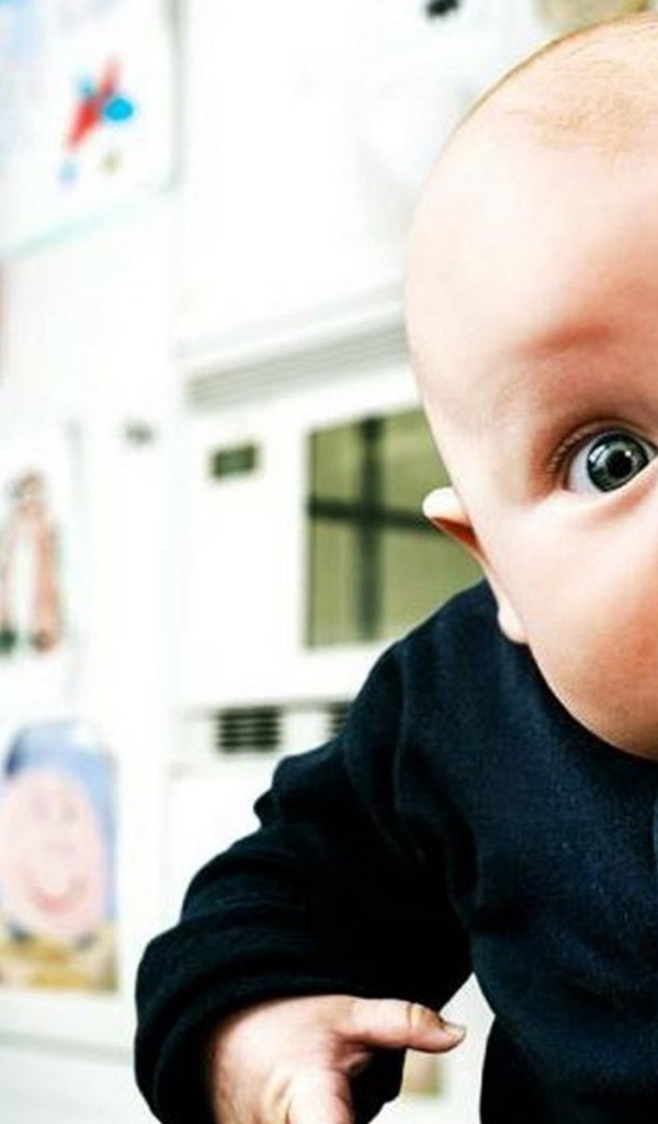 Ребенок корчит лицо