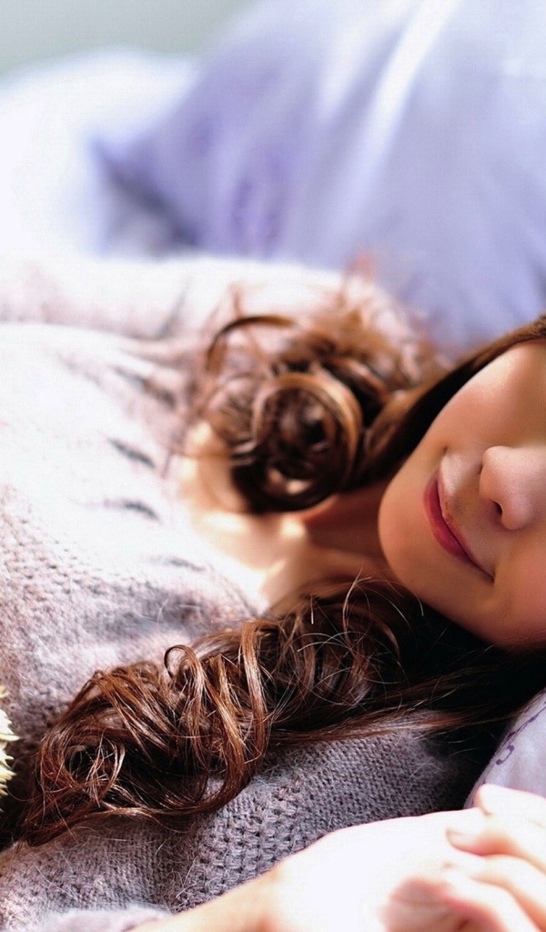 Девочка с игрушкой