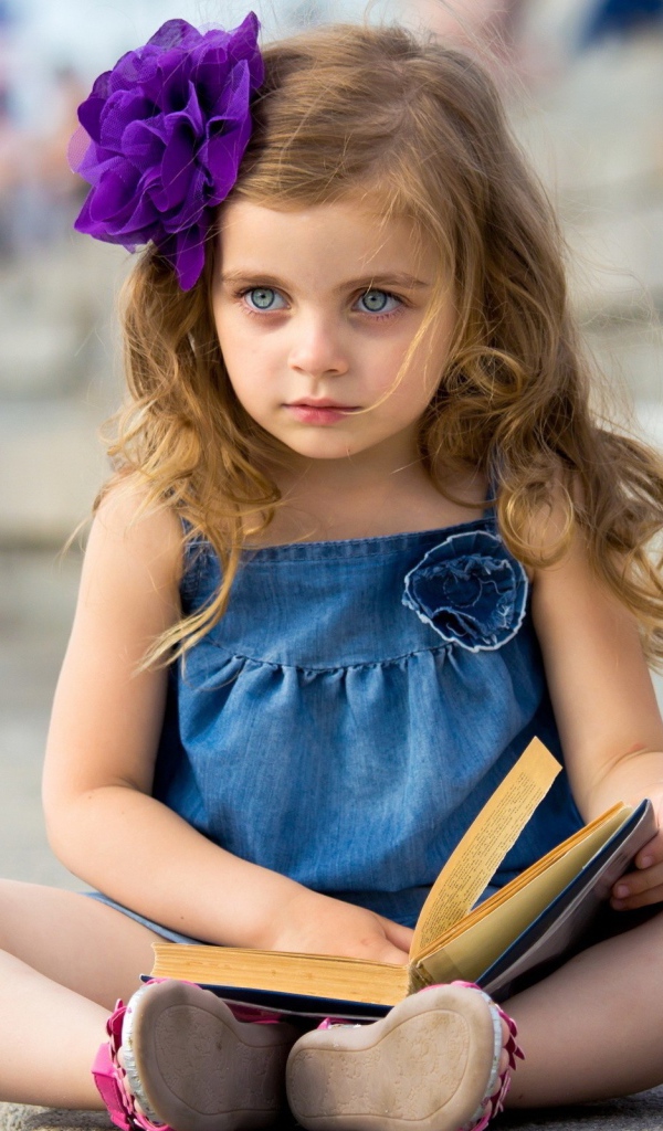 Девочка с книгой