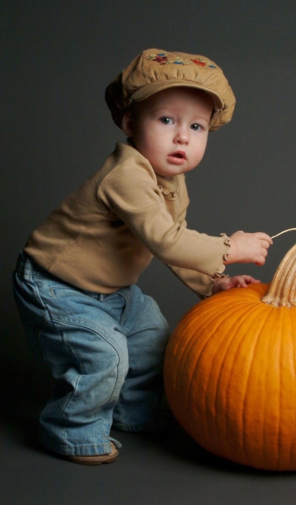 Мальчик у большой тыквы