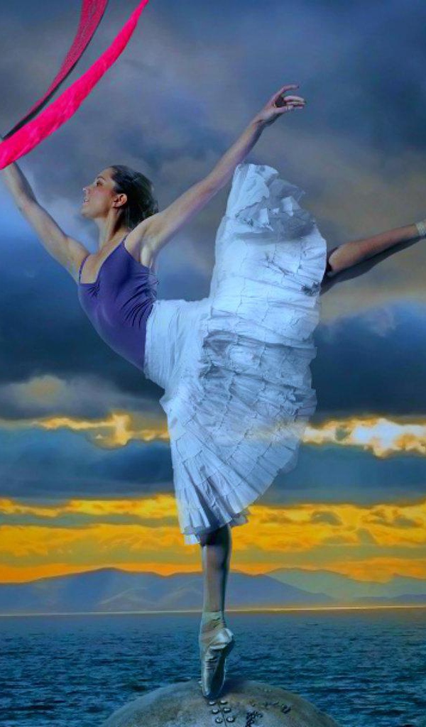 Молодая балерина на фоне моря