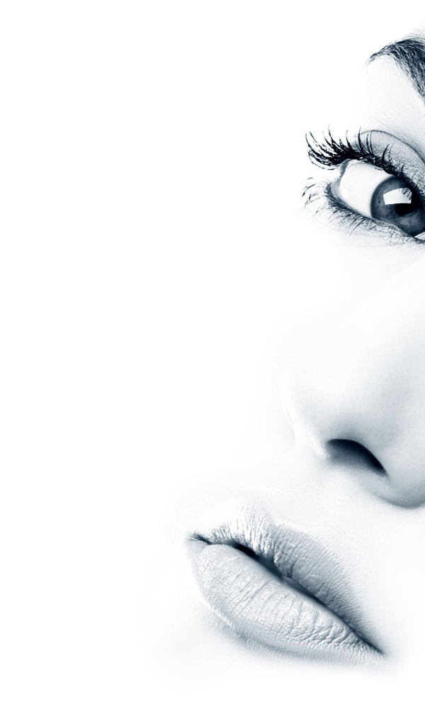 Глаза и губы на белом фоне