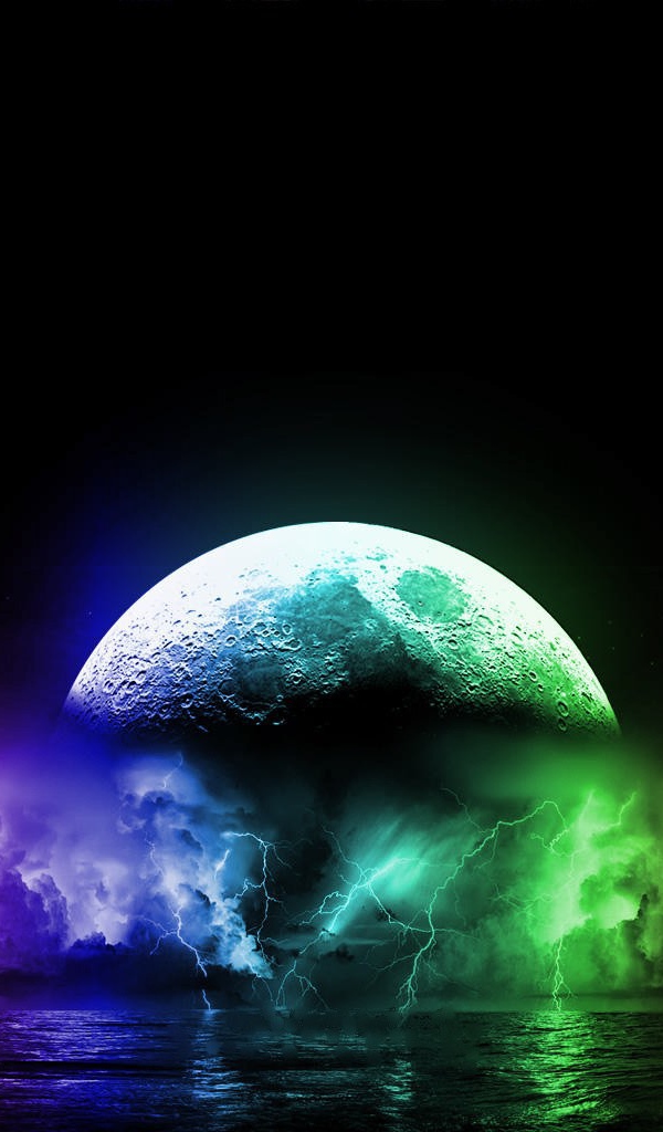 Планета в тучах с молниями