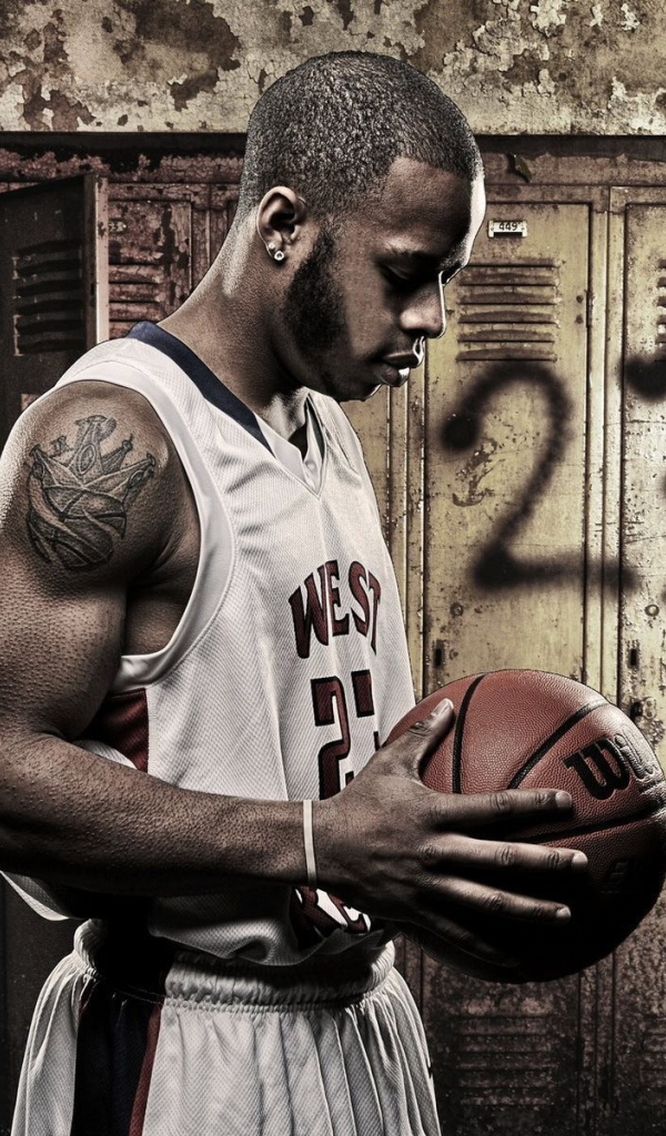 Баскетболист с мячом