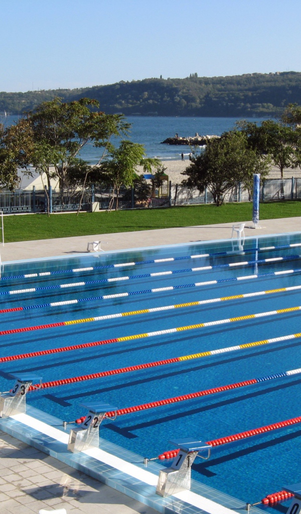 Бассейн для спортивного плавания