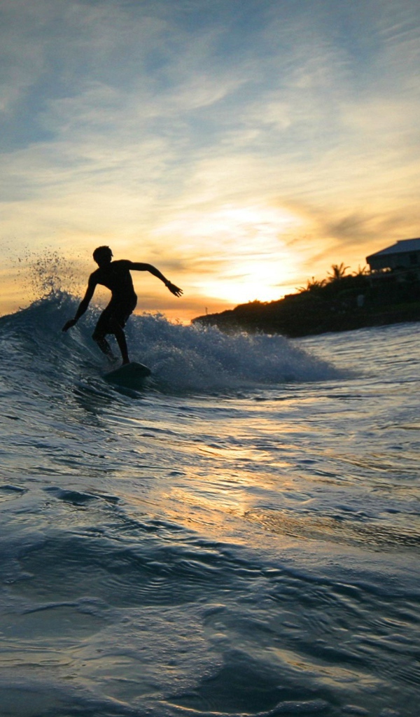 Серфер на закате