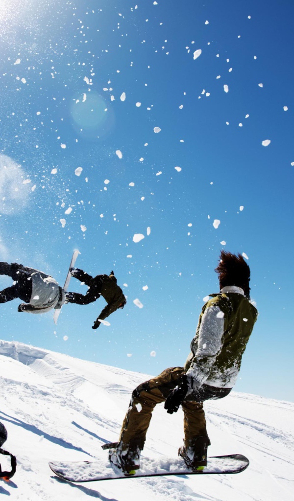 Сноубордисты в горах