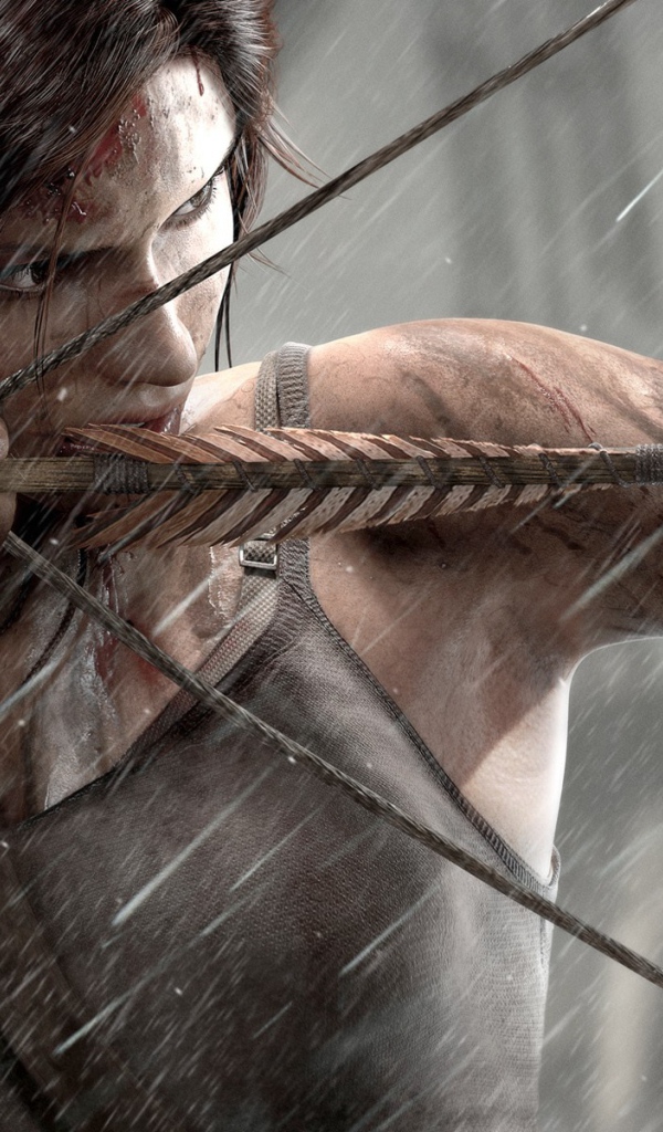 Девушка натягивает тетиву