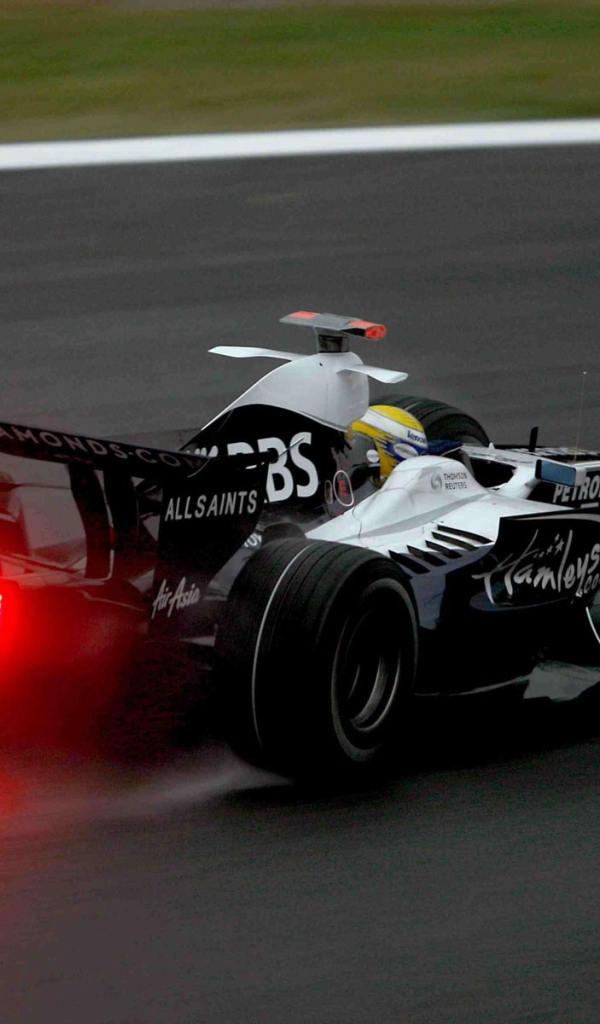 Формула один разгоняется