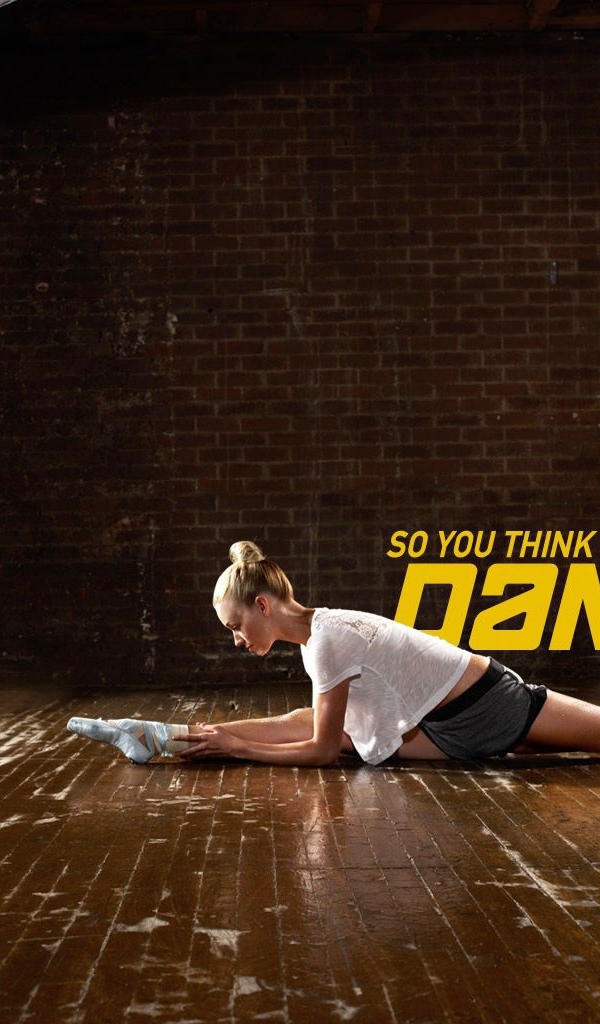 Девушка танцор на шпагате