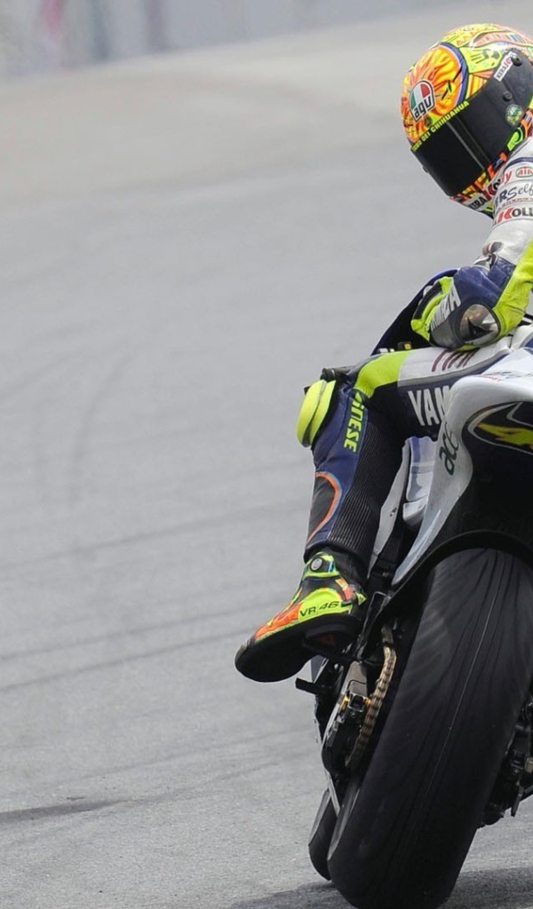 Валентино Росси гонщик на мотоцикле