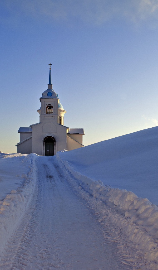 Дорога к церкви в снегу