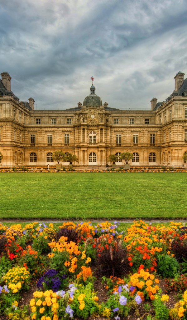 Замок в Париже