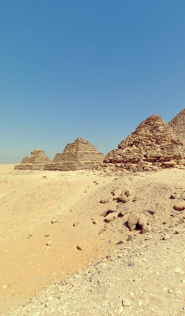 Египетские пирамиды в пустыне