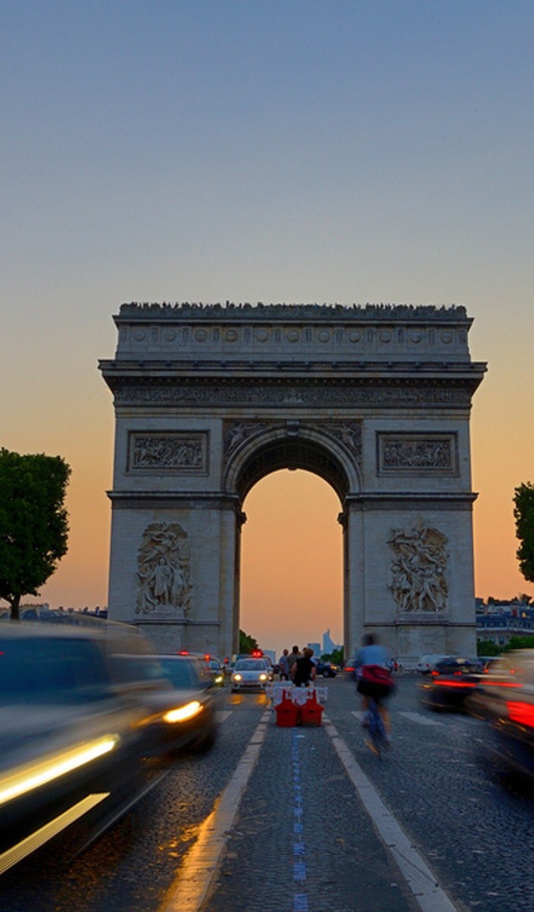 Триумфальная арка вид с дороги