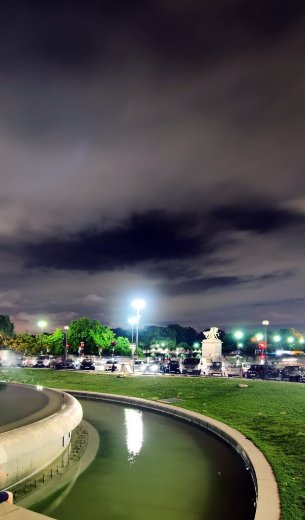 Эйфелева башня в вечернем Париже