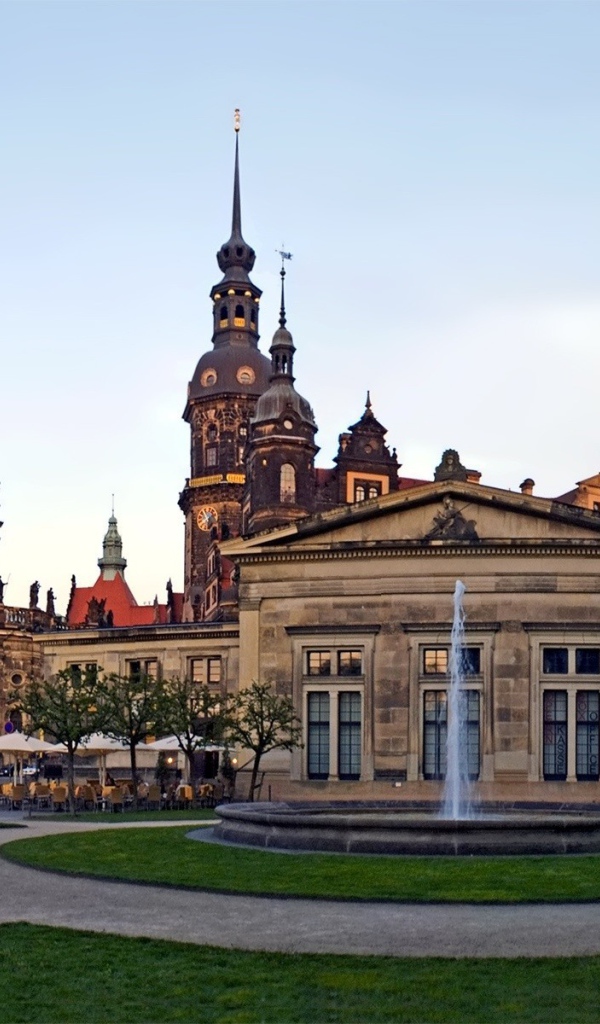 Архитектурный ансамбль с фонтаном