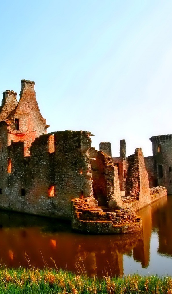 Развалины окруженные водой