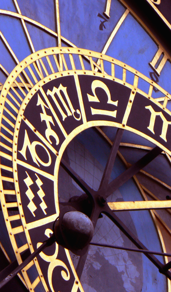 Астрологические часы крупным планом