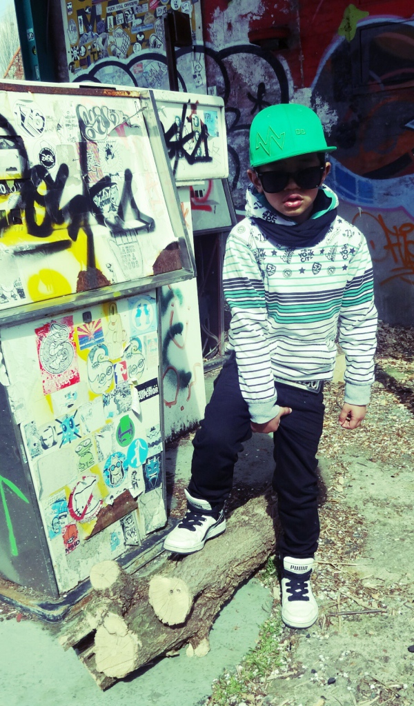 Мальчик в зелёной кепке, swag