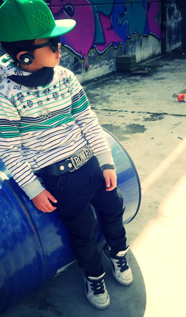 Мальчик в зелёной кепке и бочка, swag