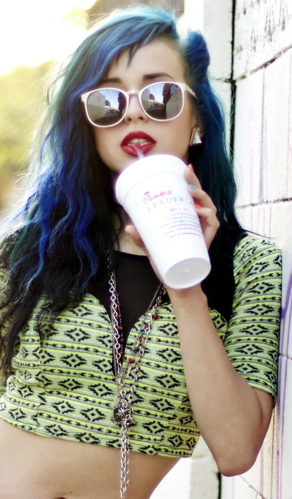 Девушка с напитком, swag