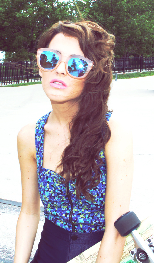 Девушка в очках и со скейтом, swag