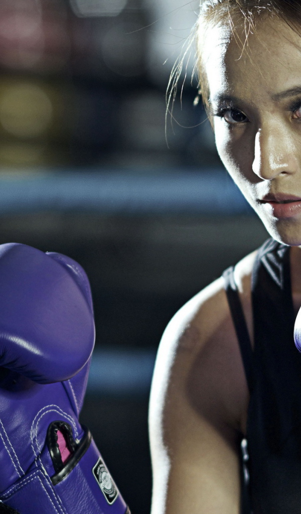 Азиатка в боксёрских перчатках