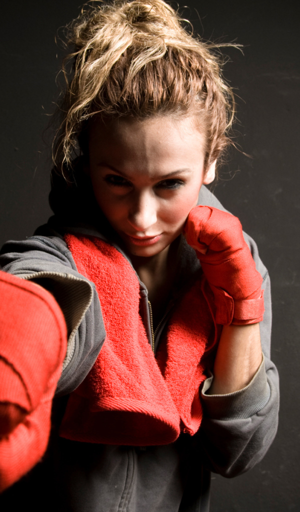 Спортивная девушка на тёмном фоне