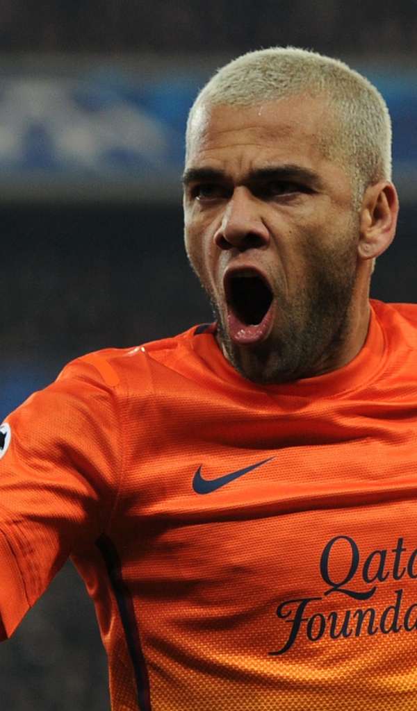 Барселона Даниэл Алвес в оранжевой футболке